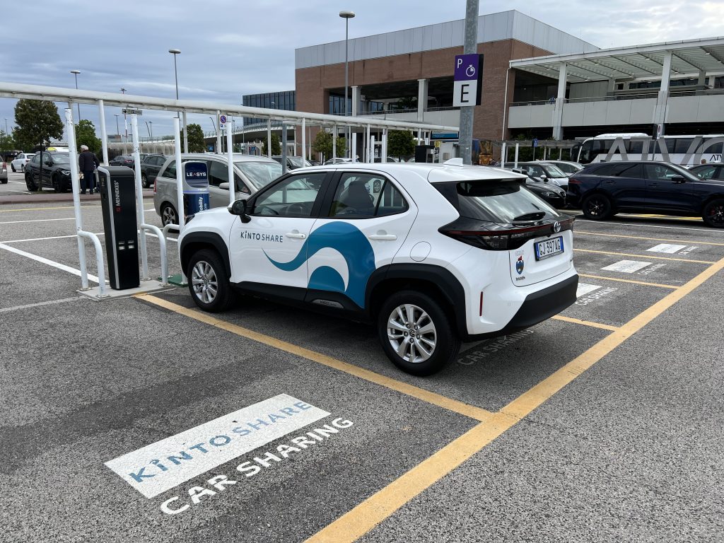 Car-sharing Yaris Cross Kinto Share aeroporto di Venezia parcheggio