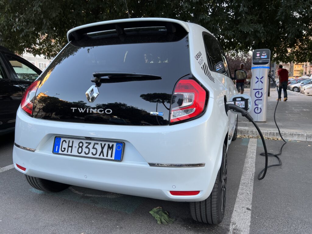 Renault Twingo elettrica ricarica alla colonnina