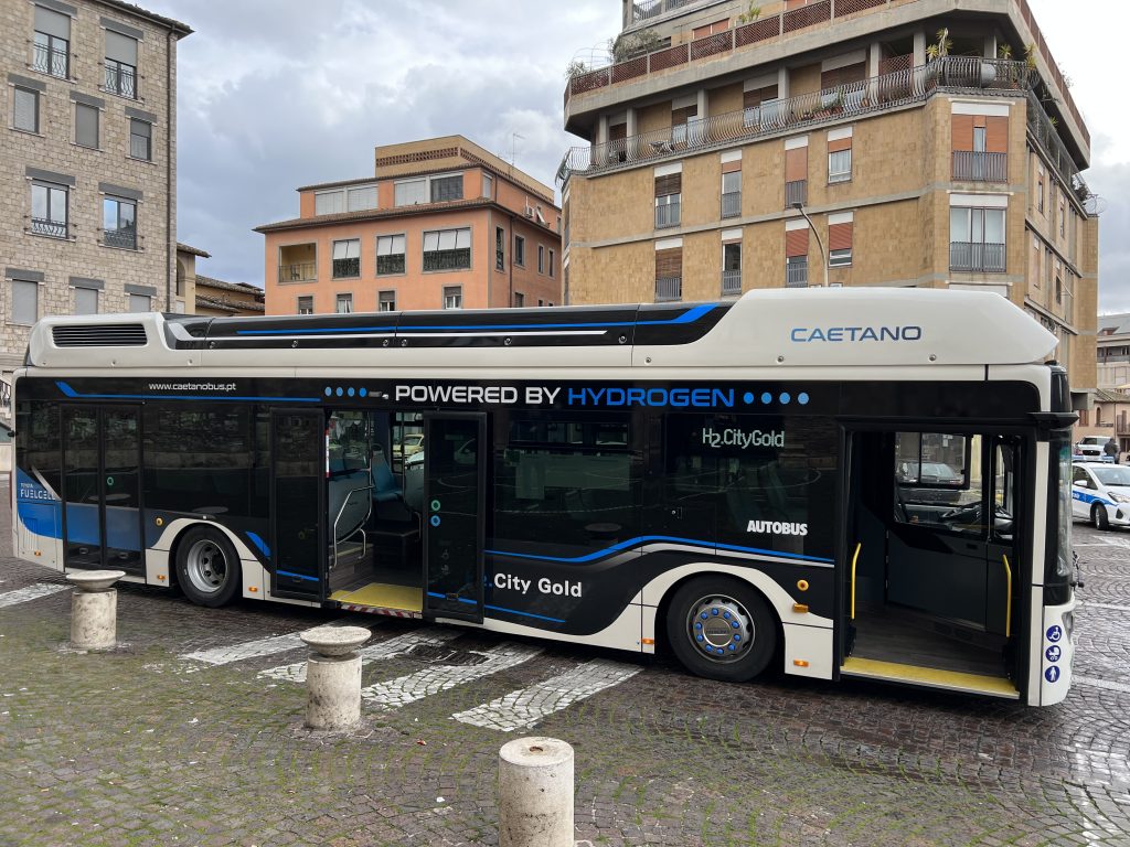 Bus a idrogeno Made in Italy, accordo tra Industria Italiana Autobus, CaetanoBus e Toyota