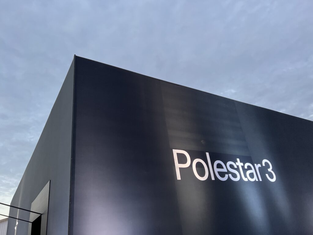 Polestar 3 logo su capannone