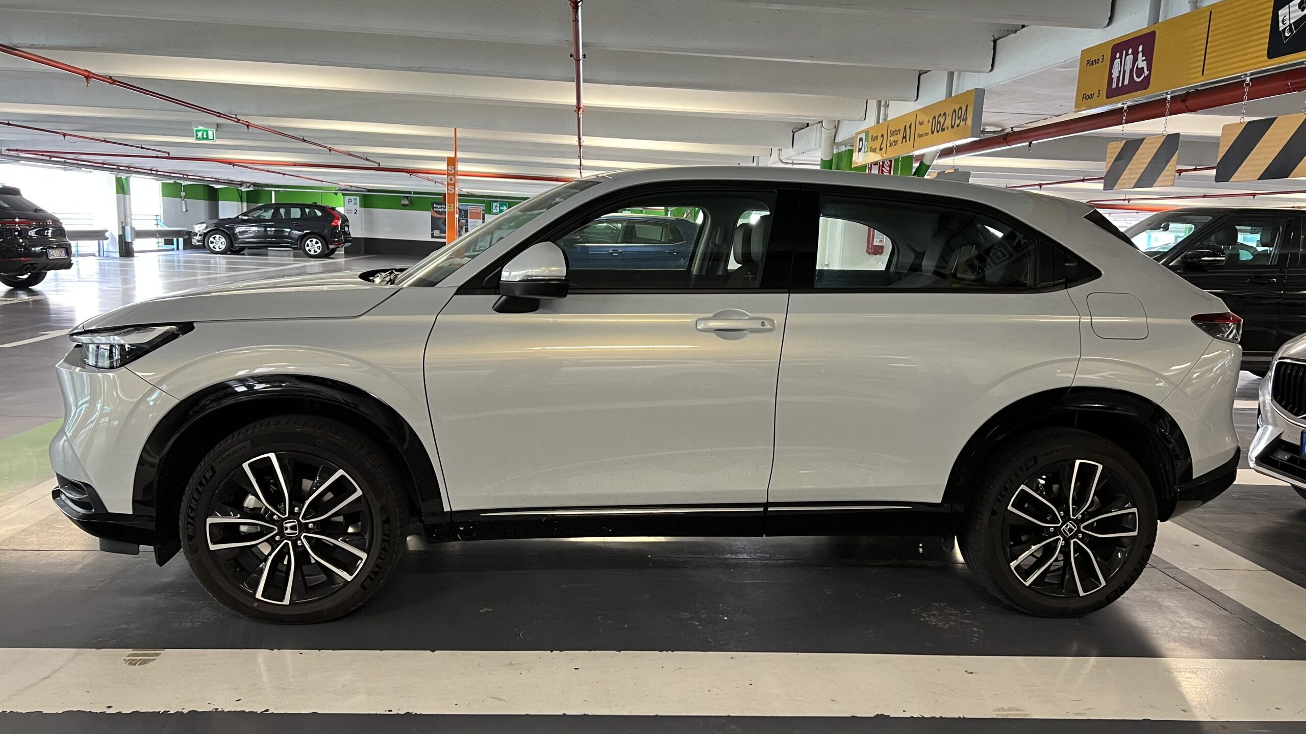 Honda HR-V profilo in parcheggio aeroporto