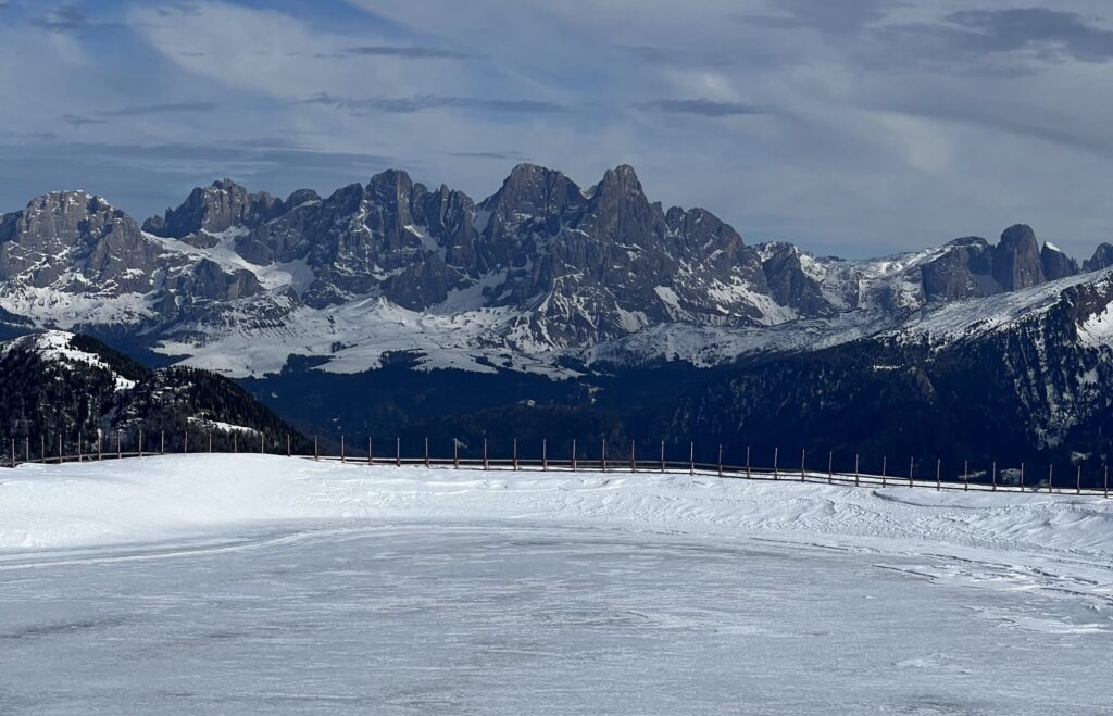 Dolomiti neve con lago ghiacciato