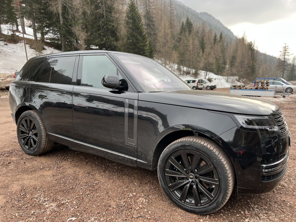 Range Rover plug-in parcheggio neve