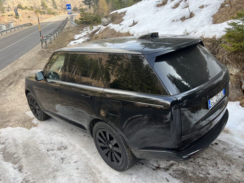 Range Rover posteriore stradina neve