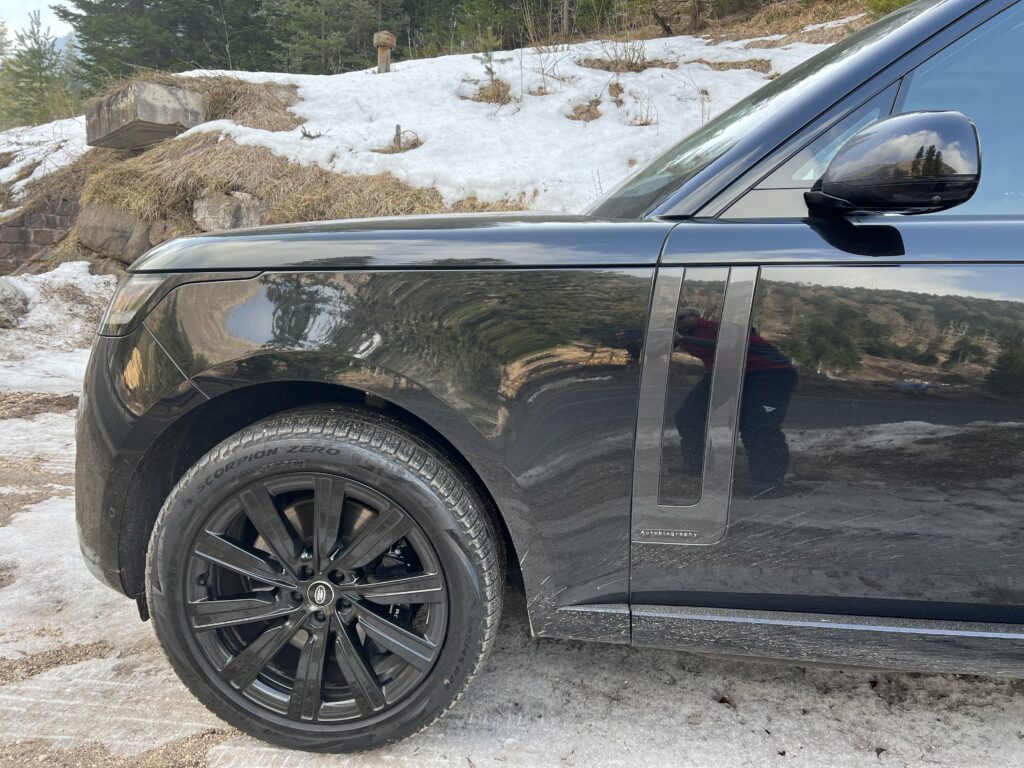Range Rover particolare ruota neve