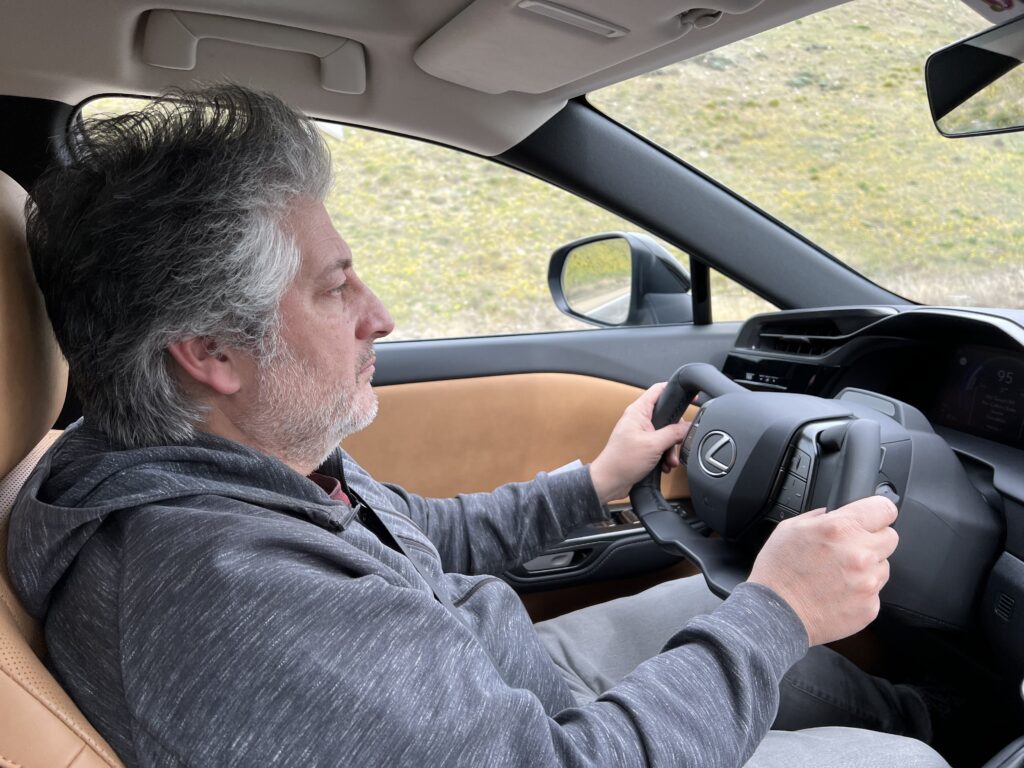 Nicola Desiderio guida Lexus RZ volante via cavo