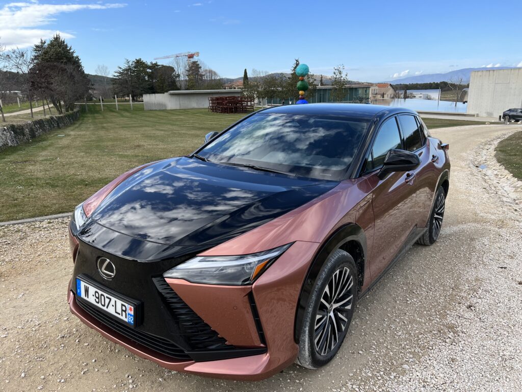 Lexus RZ tre quarti avanti