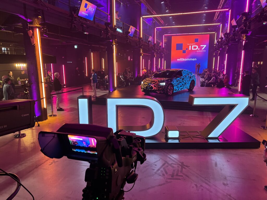 Scritta ID.7 con telecamera