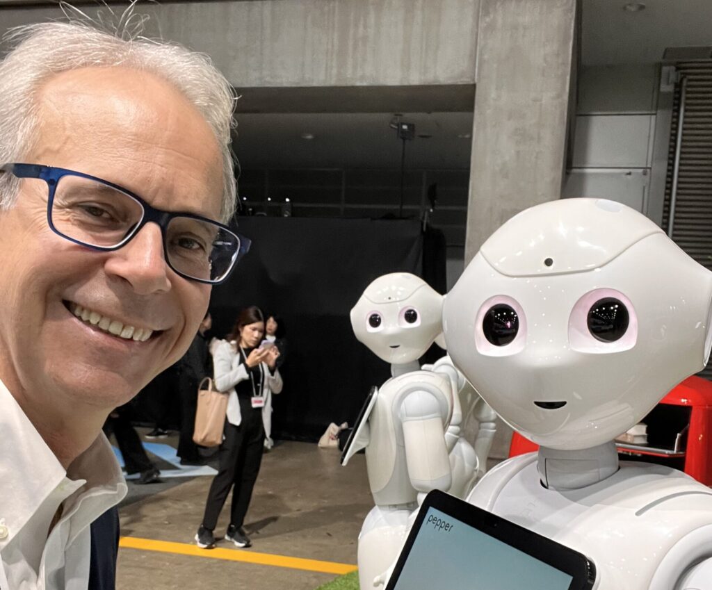 Fabio Orecchini con robot Pepper