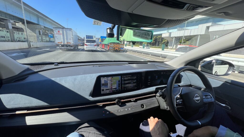 Nissan Ariya Propilot guida da sola a Tokyo