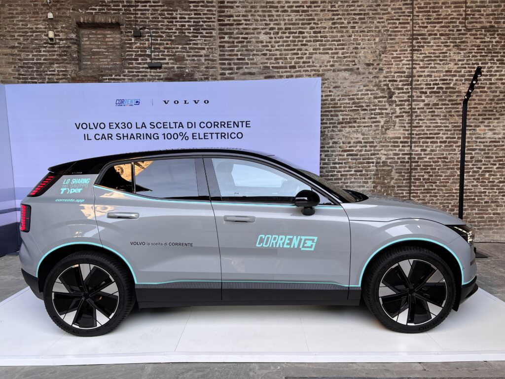 Volvo EX30 Corrente car-sharing laterale