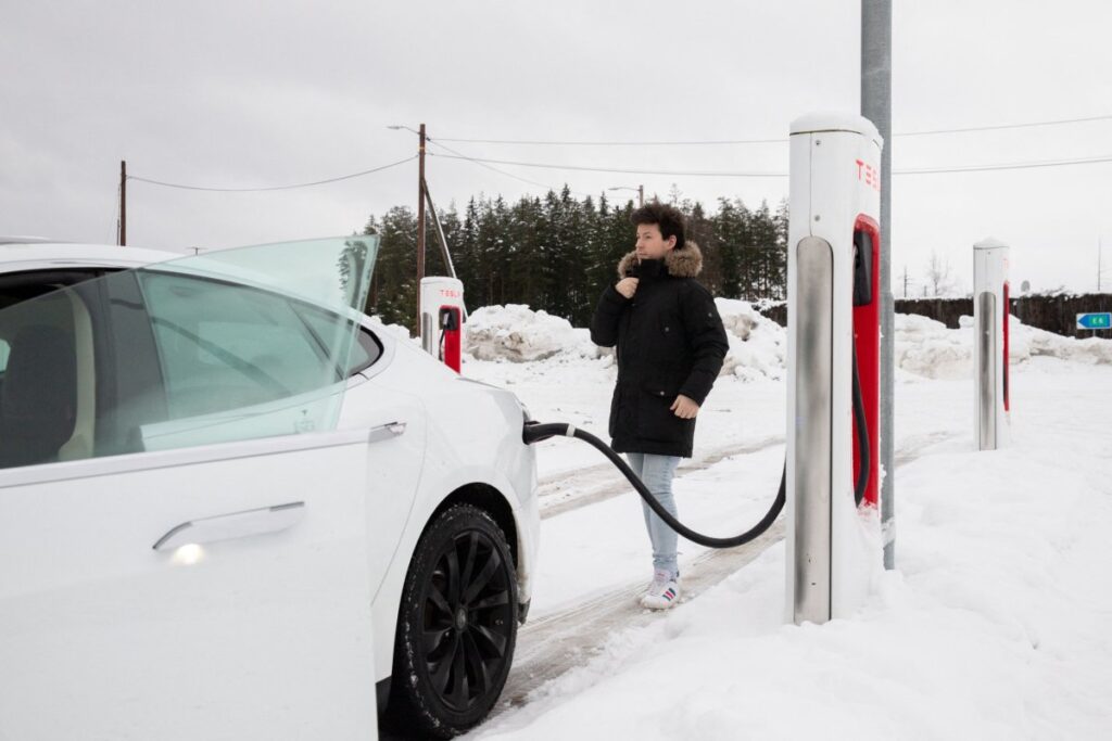 Tesla ricerca freddo e neve