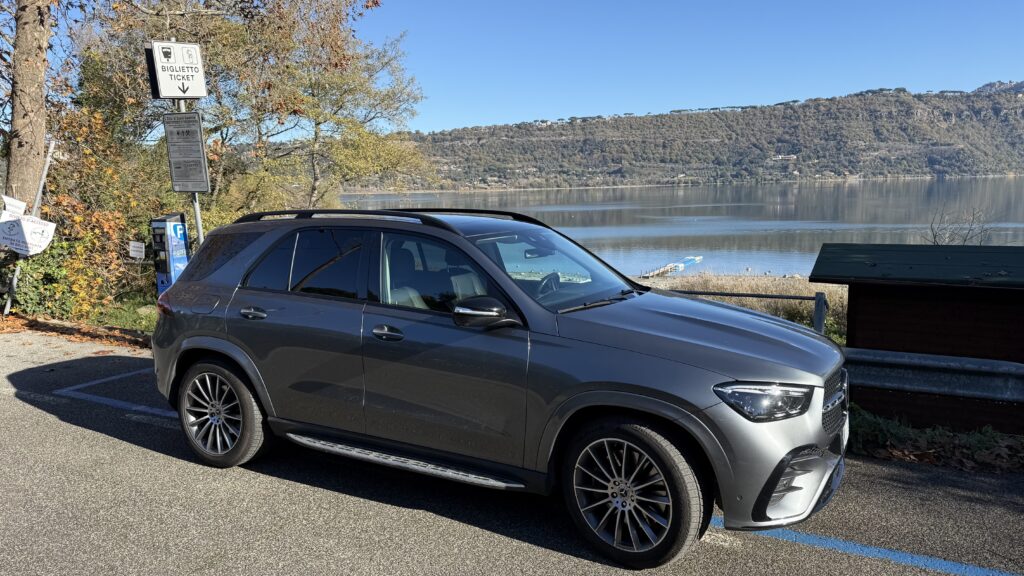 Mercedes GLE 450d tre quarti avanti statica lago