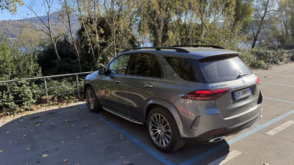 Mercedes GLE 450d statica posteriore bordo lago