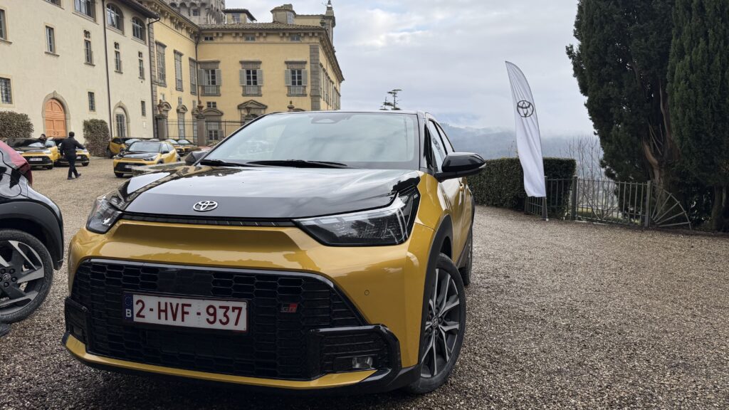 Toyota Aygo X Hybrid frontale sfondo Torre Cona Firenze