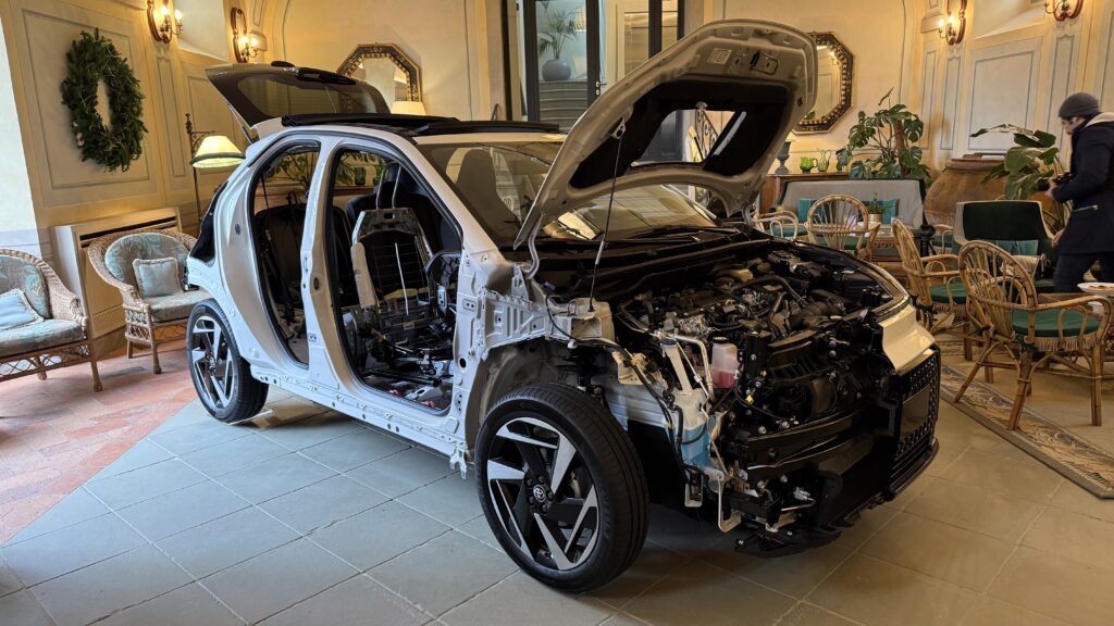 Toyota Aygo X Hybrid spaccato telaio e sistemi