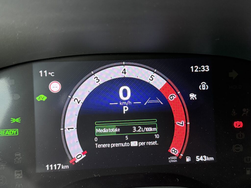 Toyota Aygo X Hybrid dettaglio consumi prova su strada